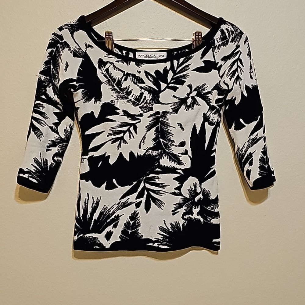 Angelica-Val knit top size medium